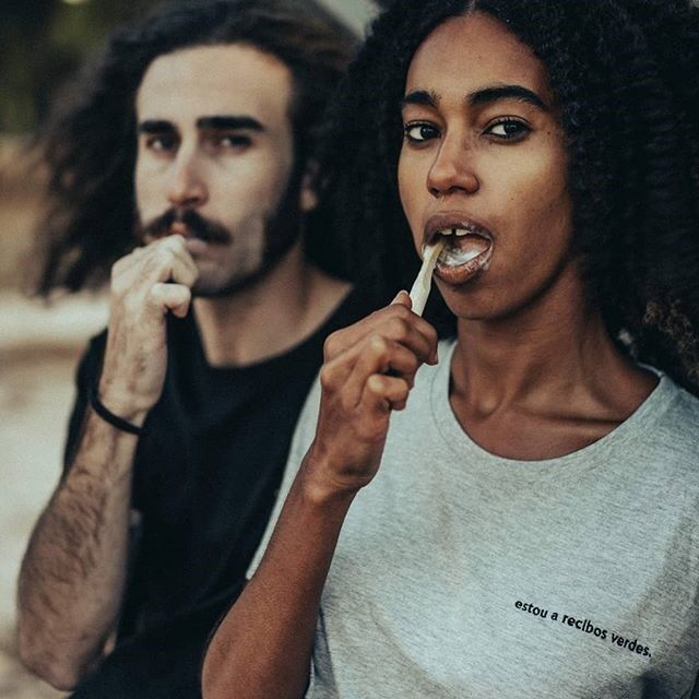 T-shirt "Estou a recibos verdes", €15 no Instagram @bon_vivant___