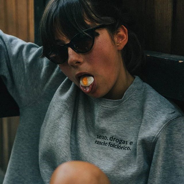 T-shirt "Sexo, drogas e rancho folclórico", €15 no Instagram @bon_vivant___