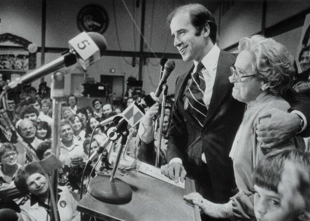 Quando Joe Biden foi reeleito Senador, com a mãe