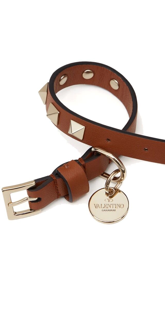 Coleira Rockstud em pele, € 190, Valentino.