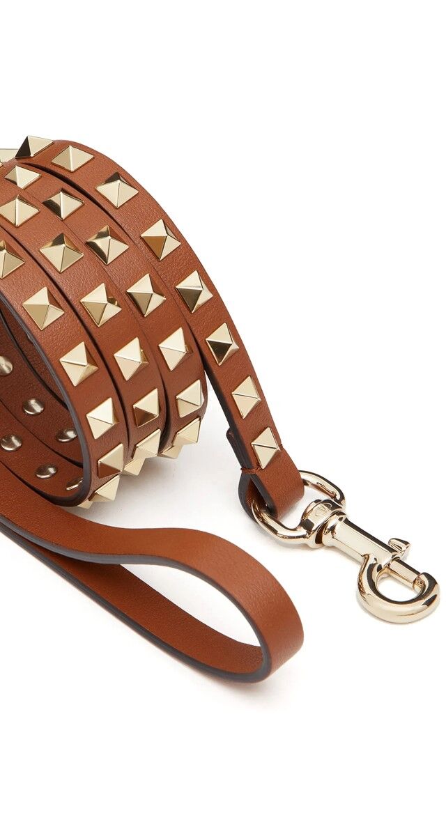 Trela Rockstud em pele, € 320, Valentino.