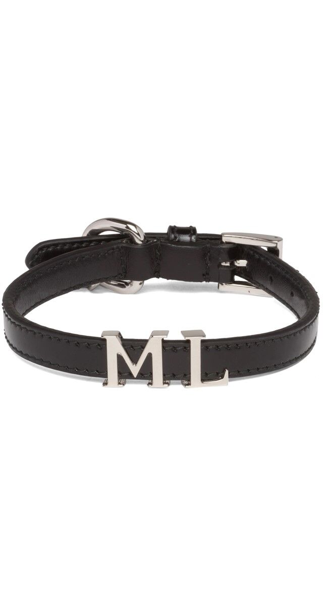 Coleira costumizável em pele com letras em metal, € 290, Prada.