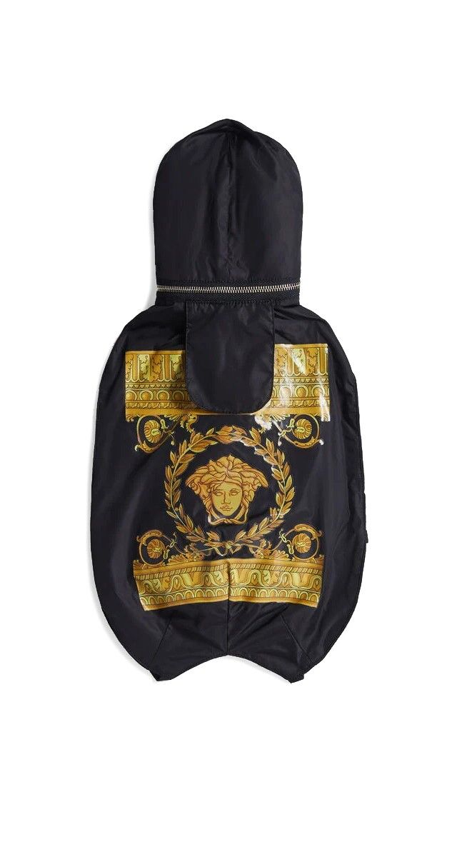 Casaco impermeável com capuz amovível, € 245, Versace.