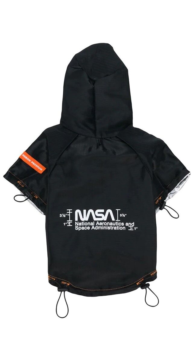 Casaco impermeável, € 290, Heron Preston.