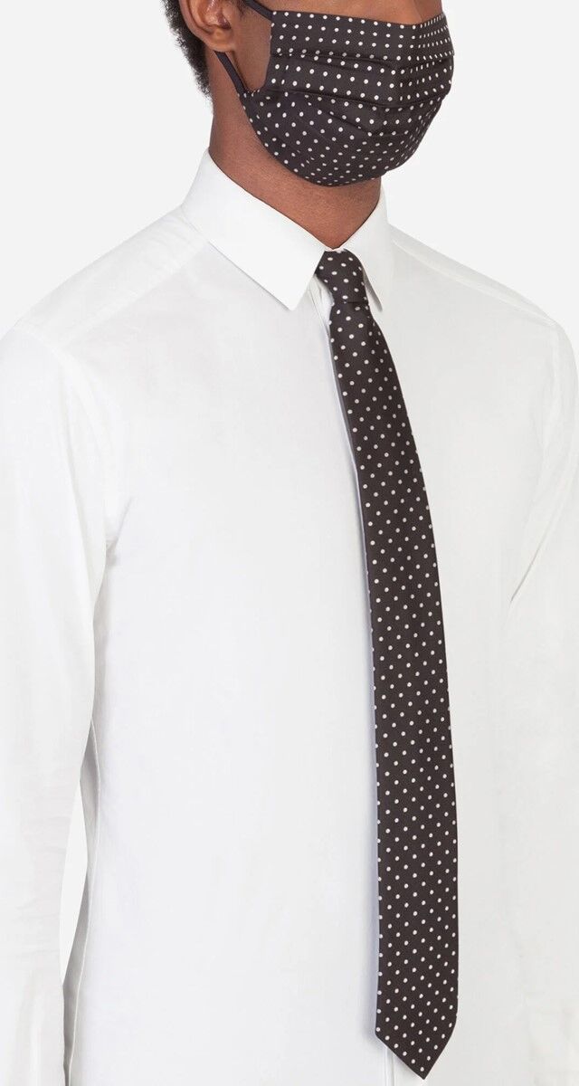 Máscara e gravata em jacquard de seda (exterior), € 185, Dolce & Gabbana.