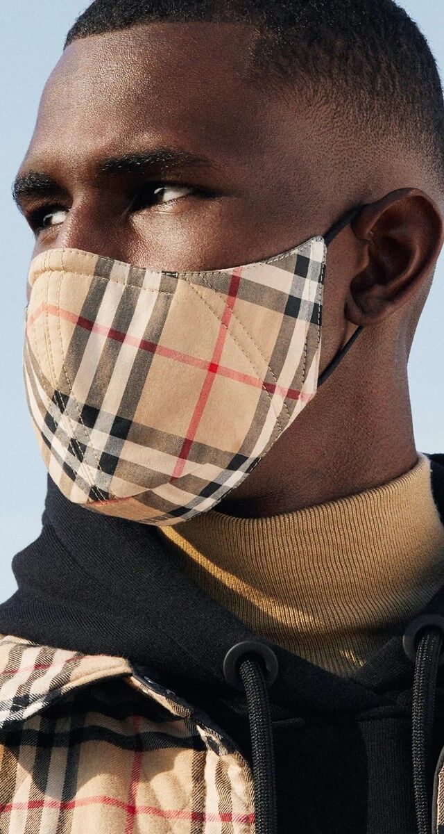 Máscara em algodão estampado (vendida com saco de transporte), € 100, Burberry.