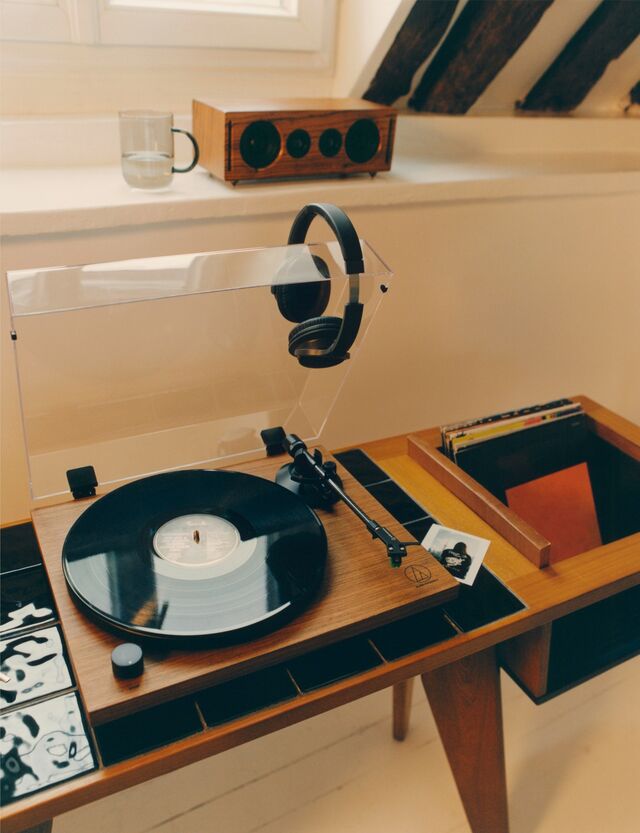 Mesa de música, €499; auriculares Audio Technica, €99,99 e altifalante ROTH & MYERS, €249