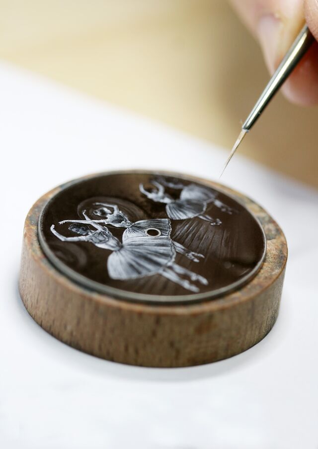 Mostrador em esmalte pintado a grisalha do relógio Vacheron Constantin Métiers d'Art, Homenagem à arte da dança, que reproduz obras de Edgar Degas.