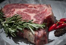 Carne produzida em laboratórios está mais próxima dos supermercados