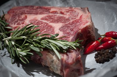 Carne produzida em laboratórios está mais próxima dos supermercados