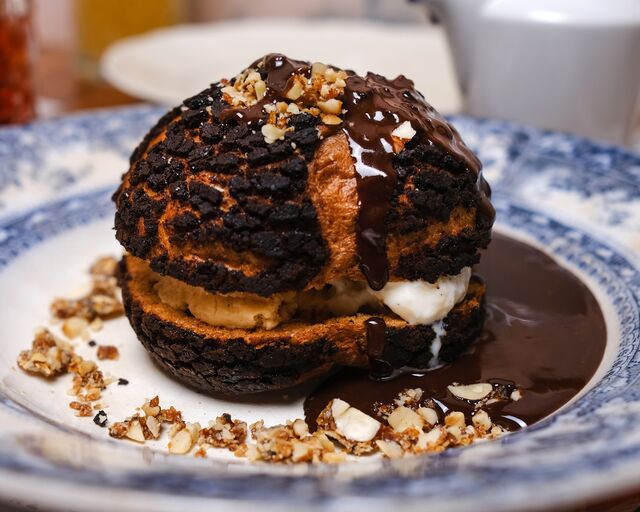 Profiterole com Creme de praliné de avelã, gelado de baunilha e chocolate quente.