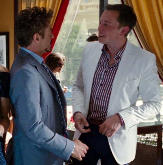 Elon Musk com Robert Downey Jr. em Iron Man 2 (2010)