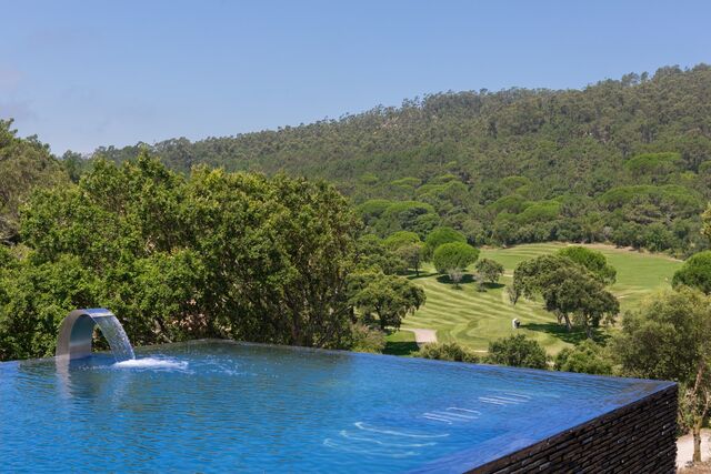 O hotel está enquadrado pela Natureza da Serra de Sintra