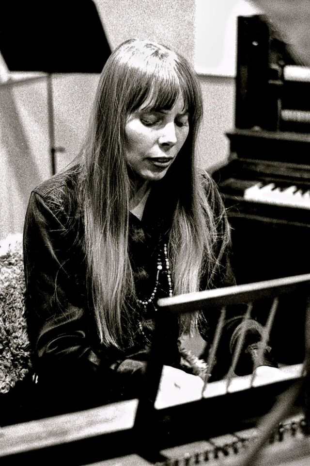 Joni Michell em Los Angeles a gravar o seu primeiro albúm "Song to a Seagull" no ano em que conheceu Cohen