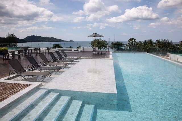 A piscina do rooftop do Hotel Clover em Patong