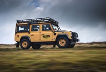 Land Rover Defender regressa modernizado e por 222 mil euros