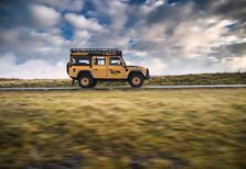 Land Rover Defender regressa modernizado e por 222 mil euros