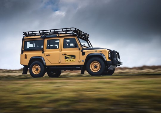 Land Rover Defender regressa modernizado e por 222 mil euros