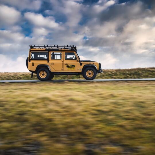 Land Rover Defender regressa modernizado e por 222 mil euros
