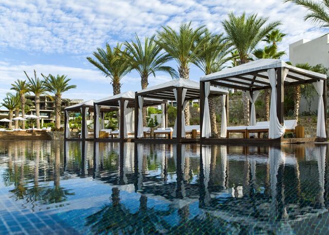 As cabanas da piscina do resort Chileno Bay em Cabo San Lucas, México