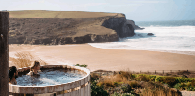 No hotel The Scarlat em Cornwall, no Reino Unido, é possível ter uma experiência numa banheira de hidromassagem com vista para o oceano Atlântico