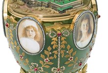 Ovos Fabergé da coleção Páscoa Imperial em exposição no Victoria & Albert