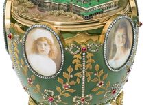 Ovos Fabergé da coleção Páscoa Imperial em exposição no Victoria & Albert
