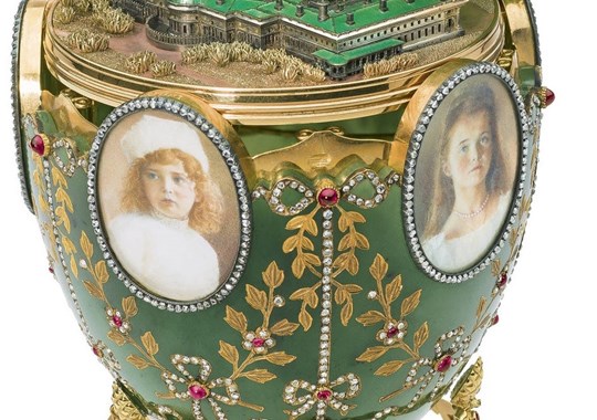 Ovos Fabergé da coleção Páscoa Imperial em exposição no Victoria & Albert