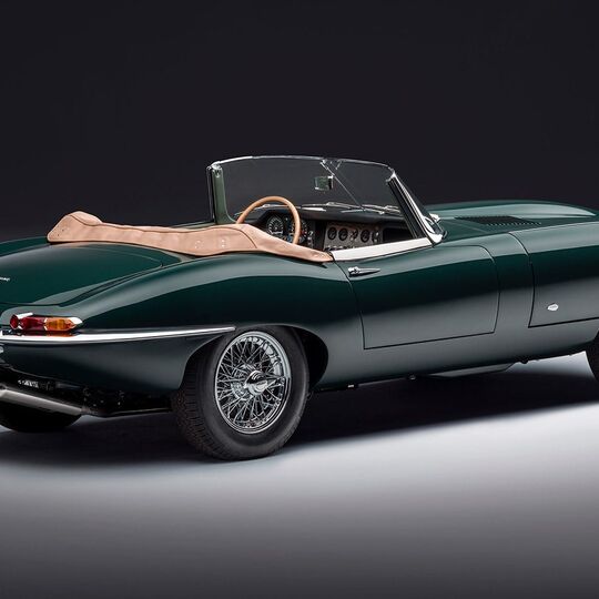 A história do E-Type, um clássico da Jaguar que celebra 60 anos