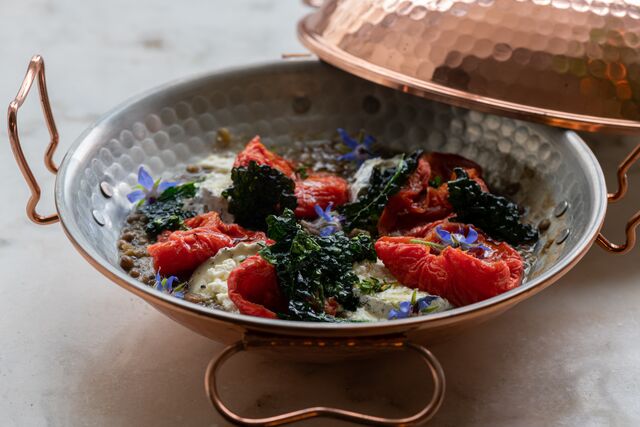 Lentilhas com queijo de cabra, tomate confit e kale