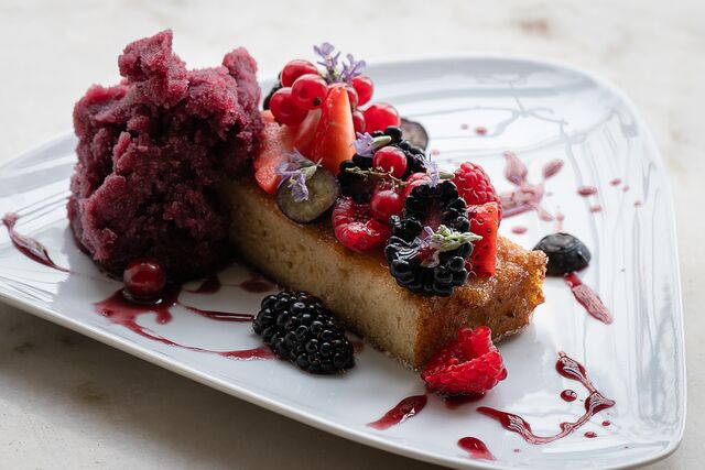 Sorvete de vinho tinto com especiarias e frutos vermelhos numa rabanada de folar da Páscoa