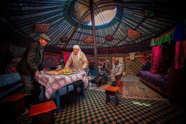 Um casal rural mongol de uma família de caçadores de águias cazaque, dentro de um ger em Bayannuur, Mongólia