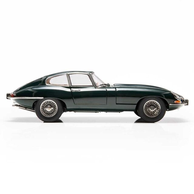 Jaguar celebra 60 anos do E-Type de forma criativa: modelos à escala