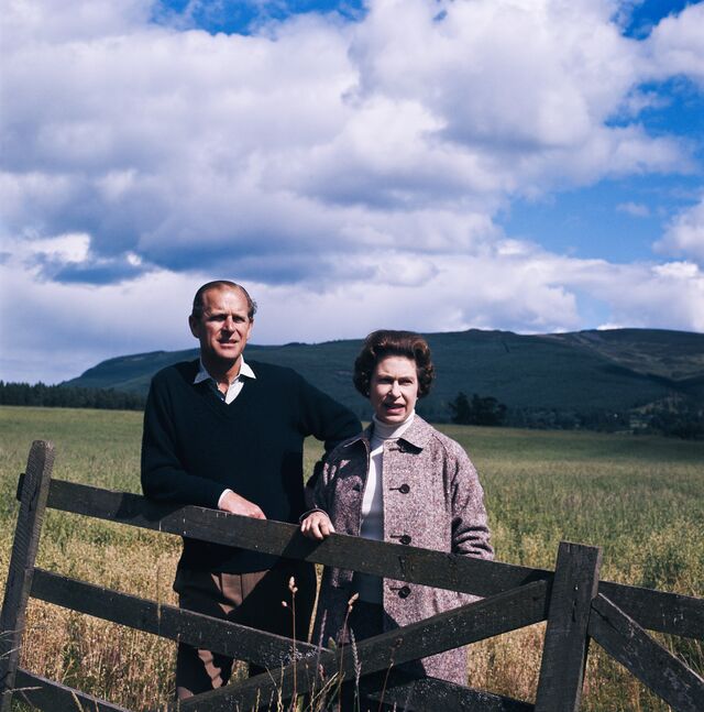O príncipe com a Rainha Isabel II, em 1972.