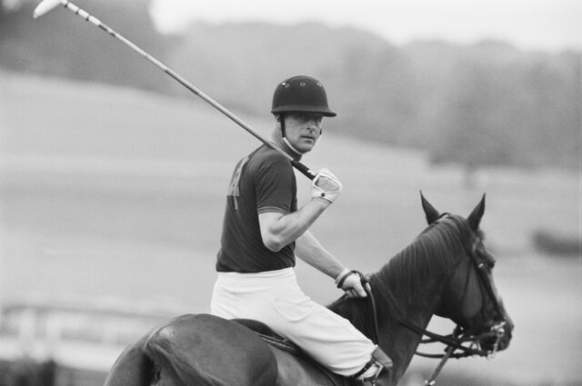 O príncipe a jogar polo em 1967.