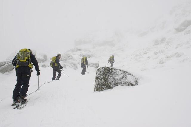 Na Serra da Estrela, uma equipa do pelotão de busca e resgate em montanha efetua um exercício de salvamento, 2013, Revista de Domingo do Correio da Manhã