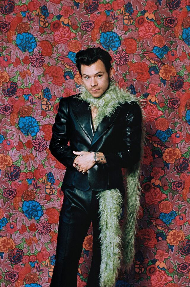 Harry Styles com fato de pele e boa de penas da Gucci com que abriu a cerimónia dos Grammys 2021