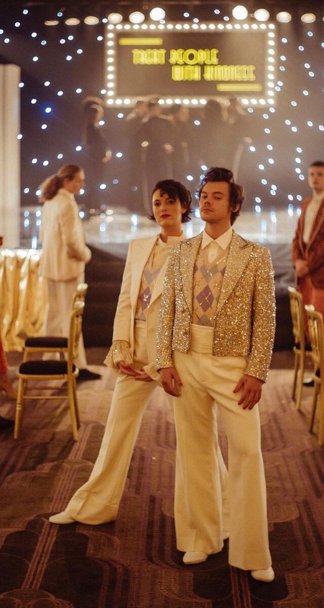 Imagens do vídeo Treat People with Kindness