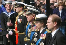 Rainha quebra tradição e protocolo no funeral do príncipe Philip pelo neto 