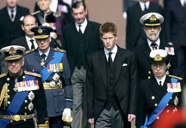 O príncipe Harry entre outros membros da família real britânica no funeral da Rainha mãe em abril de 2002