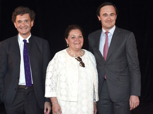 Os três filhos da baronesa de Rothschild: Philippe Sereys de Rothschild, Camille Sereys de Rothschild e o meio irmão destes, Julien de Beaumarchais de Rothschild, em 2016