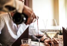 Basta um copo de vinho para causar danos no cérebro, diz novo estudo