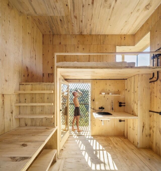 Uma cabana sustentável num bosque perto de Barcelona.