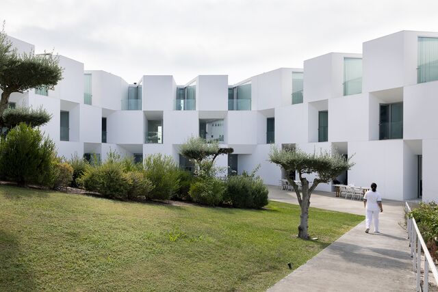 Francisco Aires Mateus + Manuel Aires Mateus, Residências assistidas, Alcácer do Sal, Portugal, 2006–2010. Fotografia de Valter Vinagre, 2020
