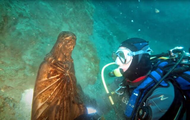 Na zona de Moregallo do lago há uma estátua de Cristo em frente à Villa Geno.