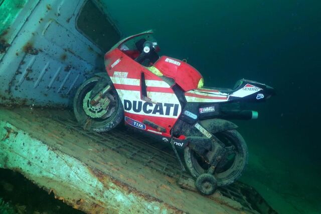 Mota Ducati no fundo do lago Como.