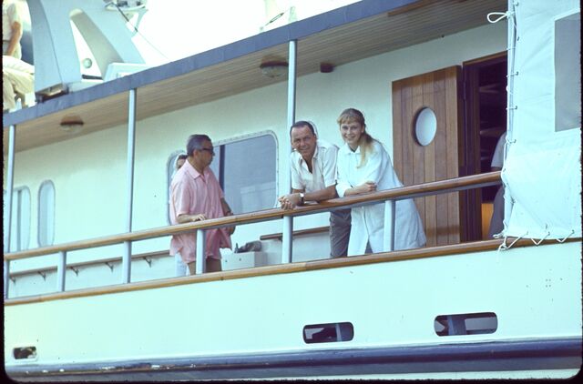 Frank Sinatra e a sua mulher Mia Farrow em lua de mel, 1965