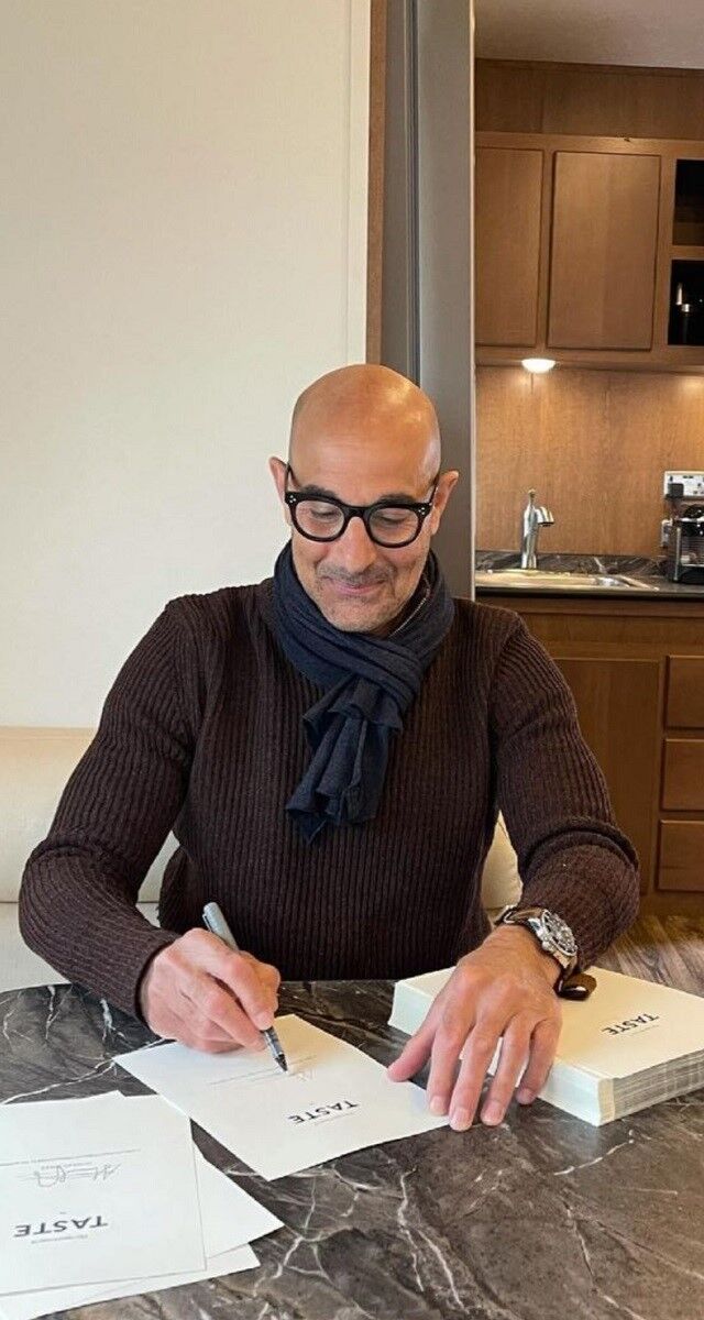 A autografar o seu novo livro, 'Taste, My Life Trough Food'