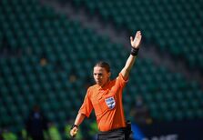 Quem é Stéphanie Frappart, a primeira mulher a arbitrar um jogo do Euro