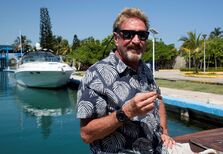 A vida de McAfee, fundador do conhecido antivírus, que pôs fim à vida na prisão